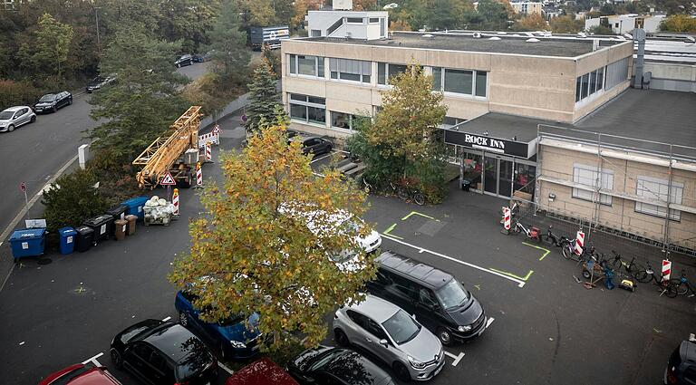 Parkplätze vor der Halle sind seit Oktober vor der Boulderhalle in der Würzburger Ohmstraße abgesperrt oder durch einen abgestellten Kran blockiert. Parkplätze vor der Halle sind seit Oktober vor der Boulderhalle in der Würzburger Ohmstraße abgesperrt oder durch einen abgestellten Kran blockiert. 