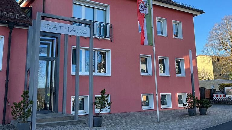 Das Rathaus der Gemeinde Kist: hier drehte sich am Montag viel ums Thema Wasser.