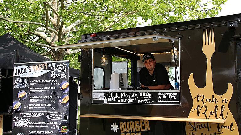 Von Mai bis September kommen immer mittwochs Foodtrucks nach Kitzingen an den Weinfestplatz. Lukas Wohlfahrt arbeitet hier für „Jack's Tasty“. Von Mai bis September kommen immer mittwochs Foodtrucks nach Kitzingen an den Weinfestplatz. Lukas Wohlfahrt arbeitet hier für „Jack's Tasty“.