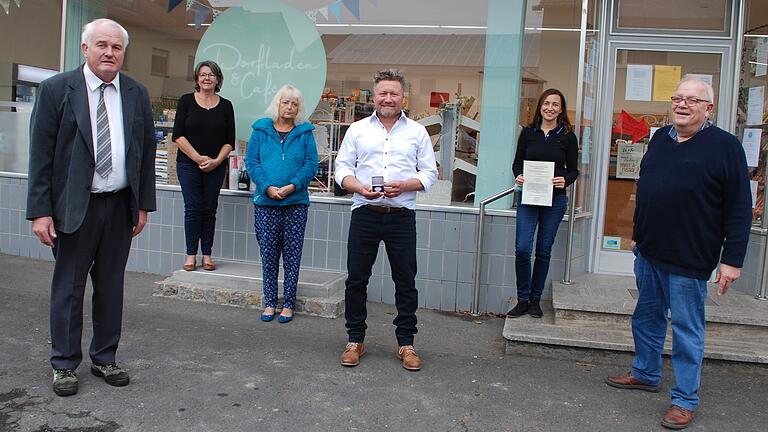 Die Freude über die Europatagmedaille war groß. Im Bild (von links) sind Andreas Erhard, Annette Holl, Elke Erhard, Armin Gardill, Daniela Bouveret, Wolfgang Hümpfner). Die Freude über die Europatagmedaille war groß. Im Bild (von links) sind Andreas Erhard, Annette Holl, Elke Erhard, Armin Gardill, Daniela Bouveret, Wolfgang Hümpfner).
