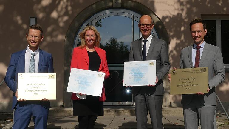 Unterfranken hat eine frischgebackene Bildungsregion: OB Sebastian Remelé, Kultusstaatssekretärin Anna Stolz, Regierungsvizepräsident Jochen Lange und Landrat Florian Töpper freuten sich über die erfolgreiche Qualifizierung (von links).