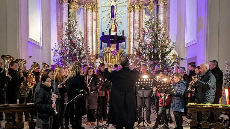 Kolimix und die Musikkapelle Spiesheim bei der gemeinsamen Aufführung von 'The Millenium Song' von Kees Vlak und 'Tochter Zion, freue Dich' zum Abschluss des Adventskonzerts in der Kirche St. Sebastian Unterspiesheim. Kolimix und die Musikkapelle Spiesheim bei der gemeinsamen Aufführung von 'The Millenium Song' von Kees Vlak und 'Tochter Zion, freue Dich' zum Abschluss des Adventskonzerts in der Kirche St. Sebastian Unterspiesheim.