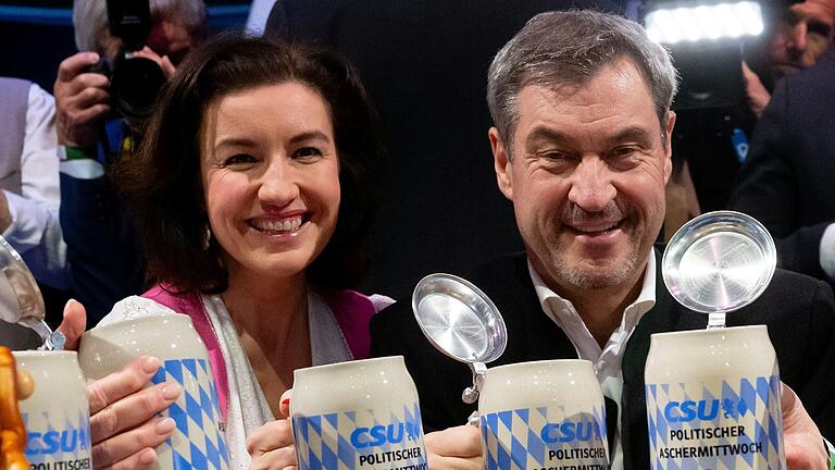 Parteichef Markus Söder gilt als größter Fürsprecher von Dorothee Bär. Das Bild zeigt die beiden Anfang März beim politischen Aschermittwoch der CSU in Passau.