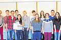 Team des Friedrich-List-Gymnasiums gewinnt Planspiel Börse       -  (ch)   An die erfolgreichsten Teilnehmer am Planspiel Börse im Landkreis überreichte Gebietsdirektor Peter Schmitt in der Sparkasse in Karlstadt Geldpreise und Siegerurkunden. Den ersten Platz belegte die Schülergruppe &bdquo;ParkBank&ldquo; des Friedrich-List-Gymnasiums, die nach zehnwöchiger Spielzeit mit einem virtuellen Startkapital von 50 000 Euro einen Depotwert von 56 800 Euro erreichte. Auf dem zweiten Platz landete die Gruppe &bdquo;Lester&ldquo;, ebenfalls ein Schülerteam des Friedrich-List-Gymnasiums mit einem Depotwert von 55 841 Euro. Drittplatzierter sind die &bdquo;Aktienhaie&ldquo;  der Konrad-von Querfurt-Schule mit einem Depotwert von 55 155 Euro. Bei Europas größtem Börsenspiel haben in diesem Jahr 34 000 Schüler- und Studententeams teilgenommen. Das Planspiel vermittelt Wirtschaftswissen, sensibilisiert für Finanzthemen und will die Jugendlichen zu einem verantwortungsvollen Umgang mit Geld erziehen. Im Bild: Peter Schmitt (rechts) und Wertpapierspezialist Thorsten Löser zusammen mit den Gewinnern und deren Lehrkräften.