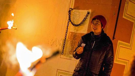 Gästeführerin Monika Schraut nahm die Teilnehmer auf eine Zeitreise in den Zeitraum 1616 bis 1631 um das grausame Hexenmorden in Zeil. Eine „Erzählstation“ war auch das historische Rathaus mit dem Pranger. Gästeführerin Monika Schraut nahm die Teilnehmer auf eine Zeitreise in den Zeitraum 1616 bis 1631 um das grausame Hexenmorden in Zeil. Eine „Erzählstation“ war auch das historische Rathaus mit dem Pranger.
