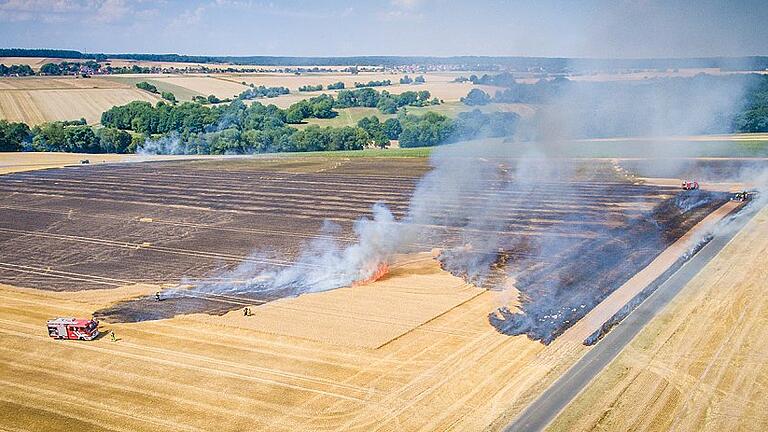 Schätzungsweise zehn Hektar Ackerfläche standen am Mittwoch bei Esselbach (Lkr. Main-Spessart) in Flammen. Die Trockenheit begünstigte das Feuer. Schätzungsweise zehn Hektar Ackerfläche standen am Mittwoch bei Esselbach (Lkr. Main-Spessart) in Flammen. Die Trockenheit begünstigte das Feuer.