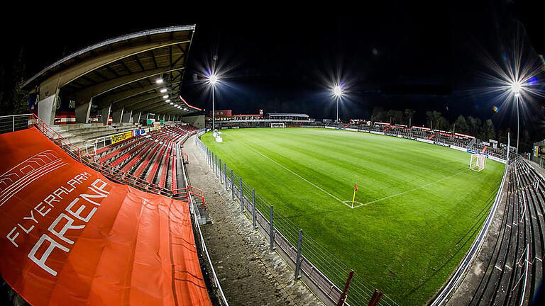 Das Flutlicht bleibt heute aus: Wegen eines Coronafalls findet die Partie der Würzburger Kickers gegen den FC St. Pauli am Mittwochabend nicht statt. Auch das Auswärtsspiel der Rothosen beim SV Darmstadt 98 am kommenden Samstag muss verschoben werden. Nachholtermine stehen noch nicht fest. Das Flutlicht bleibt heute aus: Wegen eines Coronafalls findet die Partie der Würzburger Kickers gegen den FC St. Pauli am Mittwochabend nicht statt. Auch das Auswärtsspiel der Rothosen beim SV Darmstadt 98 am kommenden Samstag muss verschoben werden. Nachholtermine stehen noch nicht fest.