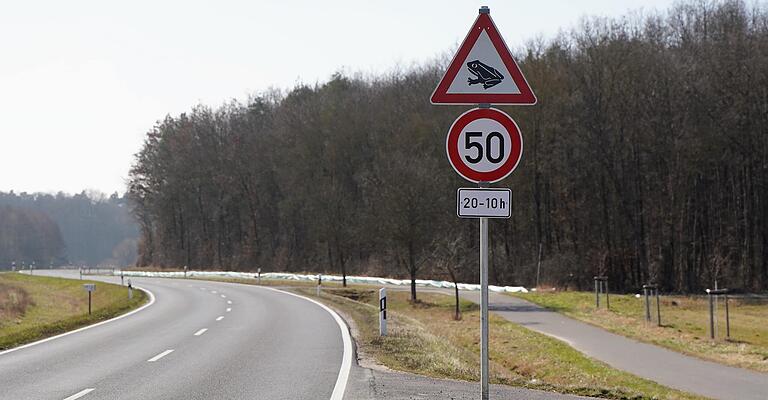 Achtung Krötenwanderung: Seit ein paar Tagen steht wieder das Schild inklusive der temporären Geschwindigkeitsbeschränkung. Achtung Krötenwanderung: Seit ein paar Tagen steht wieder das Schild inklusive der temporären Geschwindigkeitsbeschränkung.