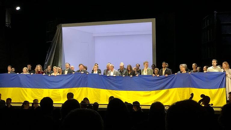 Unmissverständliches Statement nach der Aufführung einer russischen Oper: Das Ensemble entrollt die Flagge der Ukraine. Unmissverständliches Statement nach der Aufführung einer russischen Oper: Das Ensemble entrollt die Flagge der Ukraine.