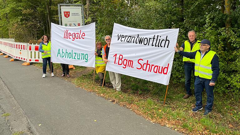 Demonstration am Ort des Geschehens: Anwohnerinnen und Anwohner der Wilhelm-Hoegner-Straße sehen die Schuld bei der Bürgermeisterin. Demonstration am Ort des Geschehens: Anwohnerinnen und Anwohner der Wilhelm-Hoegner-Straße sehen die Schuld bei der Bürgermeisterin. 