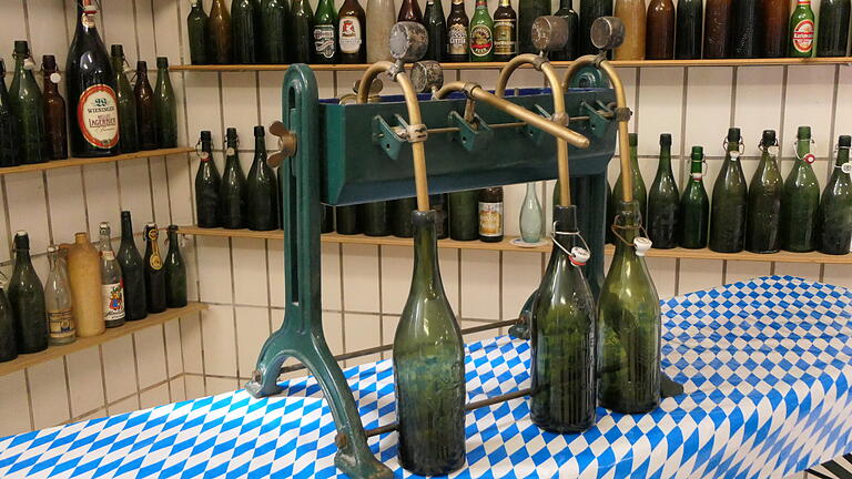 Stolze 120 Jahre alt ist diese Flaschenabfüllanlage in der ehemaligen Eltmanner Brauerei 'Lamm-Bräu'. Stolze 120 Jahre alt ist diese Flaschenabfüllanlage in der ehemaligen Eltmanner Brauerei 'Lamm-Bräu'.