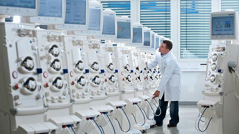 Von Schweinfurt aus verschickt Fresenius Medical Care Dialysegeräte in die ganze Welt. Nach der Montage werden die Geräte akribisch geprüft. Von Schweinfurt aus verschickt Fresenius Medical Care Dialysegeräte in die ganze Welt. Nach der Montage werden die Geräte akribisch geprüft.