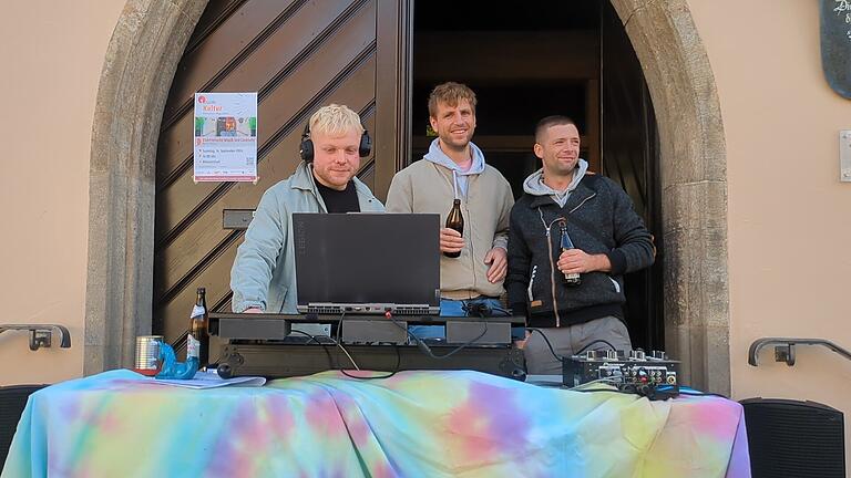 1 Stunde Kultur - Techno am Marktplatz in Münnerstadt. 1 Stunde Kultur - Techno am Marktplatz in Münnerstadt.