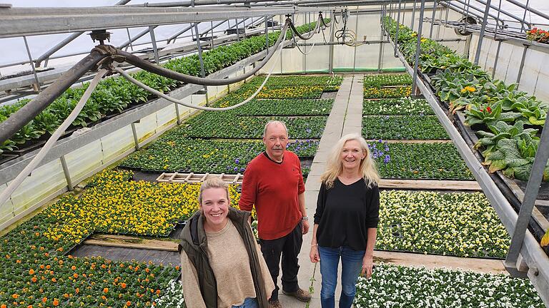 Blumen Schäfer in Premich verkleinert sich - Lisa, Thomas und Ruth Schäfer leiten in dritter Generation die Gärtnerei Schäfer. Blumen Schäfer in Premich verkleinert sich - Lisa, Thomas und Ruth Schäfer leiten in dritter Generation die Gärtnerei Schäfer.