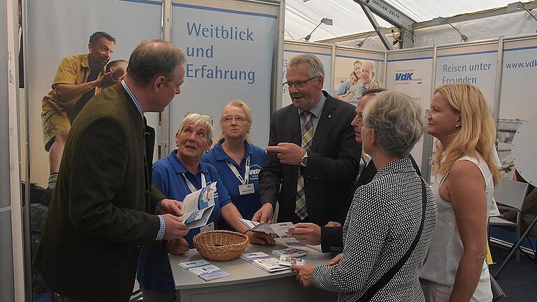 Am Stand des VdK informierten sich Thomas Maertens, Alois Gerig, Anette Schmidt und Sabine Dattenberg.