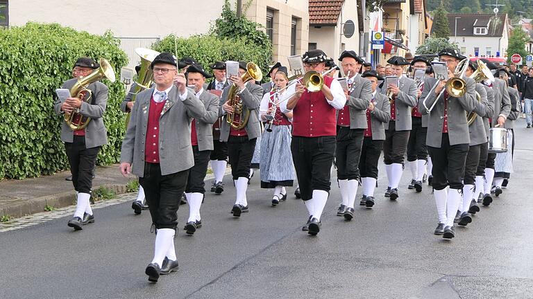 Das Blasorchester Sand untermalte den Kirchweihauftakt musikalisch.