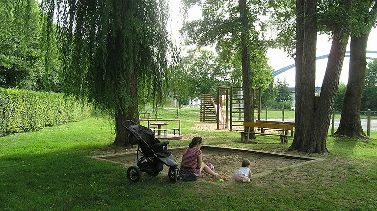 Das Marktbreiter Mainufer bietet viel für die ganze Familie: einen eingezäunten Spielplatz für die ganz Kleinen, Basketballkörbe und eine BMX-Strecke für die Großen sowie eine Badestelle im Main für alle.