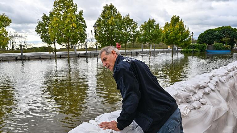 Hochwasser in Brandenburg - Wie schlimm wird das Hochwasser? Frank Balzer (SPD), der Bürgermeister von Eisenhüttenstadt, blickt über einen Wall aus Sandsäcken im Stadtteil Fürstenberg, wo Straßen überflutet wurden. Hochwasser in Brandenburg - Wie schlimm wird das Hochwasser? Frank Balzer (SPD), der Bürgermeister von Eisenhüttenstadt, blickt über einen Wall aus Sandsäcken im Stadtteil Fürstenberg, wo Straßen überflutet wurden.