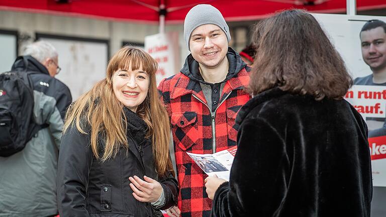 Der Direktkandidat der Linken, Aaron Valent, mit Bundestagsabgeordneter Heidi Reichinnek am Infostand gegenüber des Neumünsters in Würzburg. Der Direktkandidat der Linken, Aaron Valent, mit Bundestagsabgeordneter Heidi Reichinnek am Infostand gegenüber des Neumünsters in Würzburg.