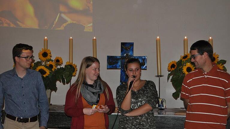 Um Veränderungen ging es beim Jugendgottesdienst &bdquo;Colour and Faith&ldquo; am Freitag in der Christuskirche Ebern. Dazu hatte nicht nur Jeremy Vernon (rechts), der an diesem Abend als CVJM-Jugendsekretär eingeführt wurde, etwas zu sagen. Im Interview mit Moderatorin Sabrina Baier (Zweite von links) berichteten Kevin Schmidt (Rechtsreferendar) und Sabrina Oehm (Bäckereifachverkäuferin) von ihren Erfahrungen beim Start ins Berufsleben.