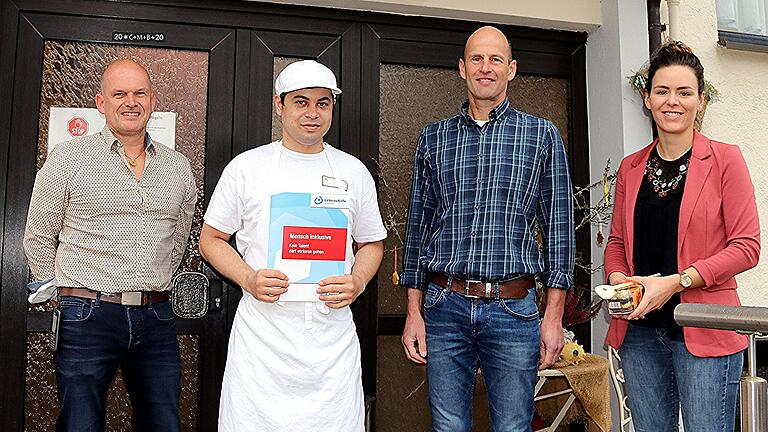 „Kein Talent darf verloren gehen“, steht auf der Urkunde, die Eva Hartmann (rechts) an Gerhard Steinert (Zweiter von links) übergeben hat. Mit ihr und ihm freuen sich Christian Wokel (links) und Matthias Pfuhlmann (Zweiter von rechts).