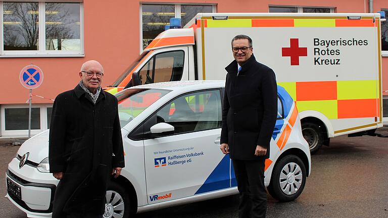 Zur Erfüllung seiner sozialen Aufgaben hat der Rotkreuz-Kreisverband Haßberge von der Raiffeisen-Volksbank Haßberge ein neues Fahrzeug als Spende erhalten. Vorstandsvorsitzender Reinhold Nastvogel (rechts) überreichte das Auto in Haßfurt an Kreisgeschäftsführer Dieter Greger (links). Zur Erfüllung seiner sozialen Aufgaben hat der Rotkreuz-Kreisverband Haßberge von der Raiffeisen-Volksbank Haßberge ein neues Fahrzeug als Spende erhalten. Vorstandsvorsitzender Reinhold Nastvogel (rechts) überreichte das Auto in Haßfurt an Kreisgeschäftsführer Dieter Greger (links).