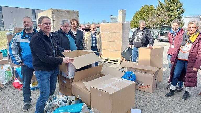 Johannes Roth (von links), Betreuer in der Arbeitstherapie für Suchterkrankte im Haus Hirtenhof in Partenstein, kam zusammen mit Bewohnern in die Lagerhalle am Dillberg, um die 'Hilfe für die Ukraine MSP' mit Sachspenden und beim Sortieren von Waren zu unterstützen. Kerstin Eichhorn und Monika Matera vom Helferteam freuen sich über die fleißigen Helfer.