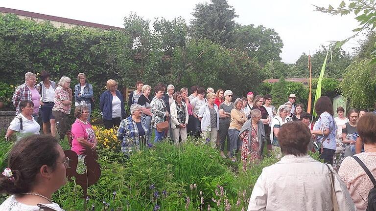 Jutta und Reinhard Steinmetz führten die Gruppe des vlf Kitzingen durch ihr Gartenparadies in Karlstadt.