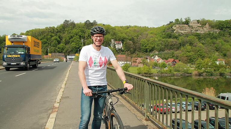 Oliver Laquai war der Erste, der dem Aufruf von 'Karscht macht mobil' und Main-Post gefolgt ist und Stellen benannt hat, die für Radfahrer kritisch sind. Hier die Mainbrücke nach Mühlbach, bei der Radler oft auf den Gehsteig ausweichen, wo aber auch Fußgänger unterwegs sind.