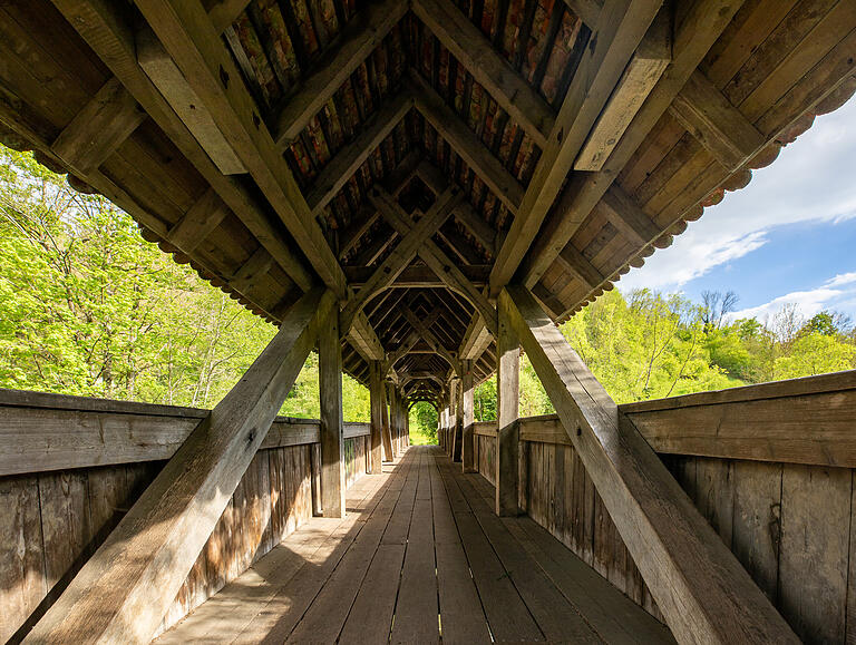 Auf der Wackelbrücke können Wanderer die Tauber überqueren. Auf der Wackelbrücke können Wanderer die Tauber überqueren.