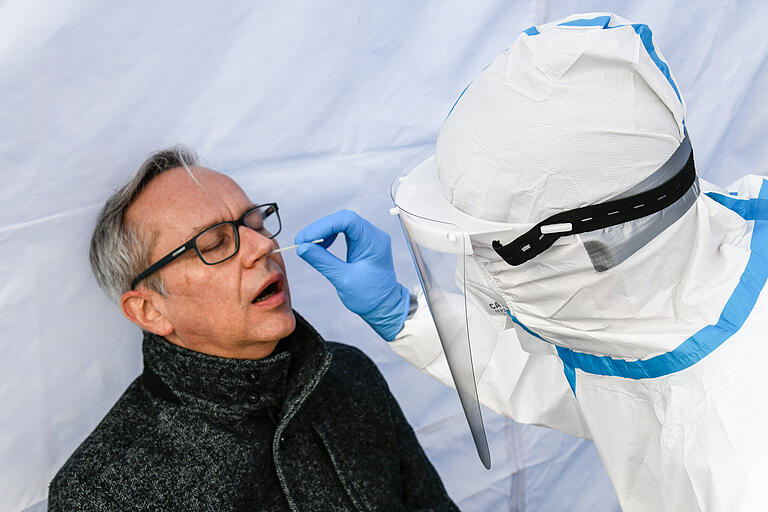 So ist es richtig: Professioneller Nasenabstrich beim Pressesprecher des BRK Würzburg, Stefan Krüger.