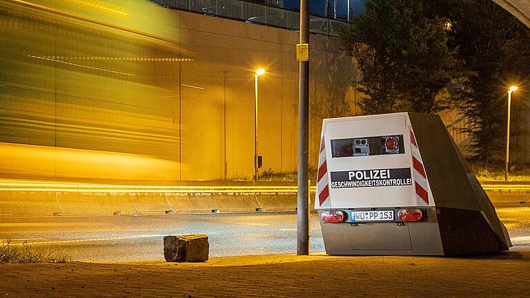 Der Enforcement-Trailer kann als mobiler Blitzer Tage lang an einem Ort die Geschwindigkeit kontrollieren, wie hier an der Würzburger Nordtangente. Beim landesweiten Blitzermarathon am 21. April 2023 werden auf Bayerns Straßen aber verstärkt Polizistinnen und Polizisten eingesetzt. Der Enforcement-Trailer kann als mobiler Blitzer Tage lang an einem Ort die Geschwindigkeit kontrollieren, wie hier an der Würzburger Nordtangente. Beim landesweiten Blitzermarathon am 21. April 2023 werden auf Bayerns Straßen aber verstärkt Polizistinnen und Polizisten eingesetzt.