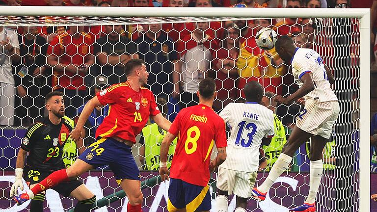 Euro 2024: Spanien - Frankreich       -  Frankreichs Randal Kolo Muani (r) erzielt den Treffer zum 1:0.