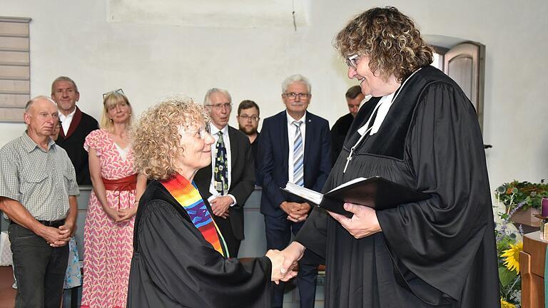 Dekanin Anne Salzbrenner entpflichtete Pfarrerin Doris Otminghaus aus dem Dienst als Pfarrerin der Kirchengemeinde Westheim-Eschenau.