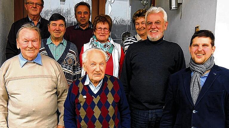 Ehrungen: Beim VdK-Ortsverband Donnersdorf-Traustadt wurden langjährige Mitglieder ausgezeichnet. Unser Bild zeigt (vorne von links) Erwin Kroha, Max Lender, Gerhard Hautke, Geschäftsführer Steve Metz sowie (hinten von links) Zweiter Vorsitzender Albrecht Göb, Erwin Meißner, Oswald Wilhelm, Josefa Schenk und Andrea Hautke.