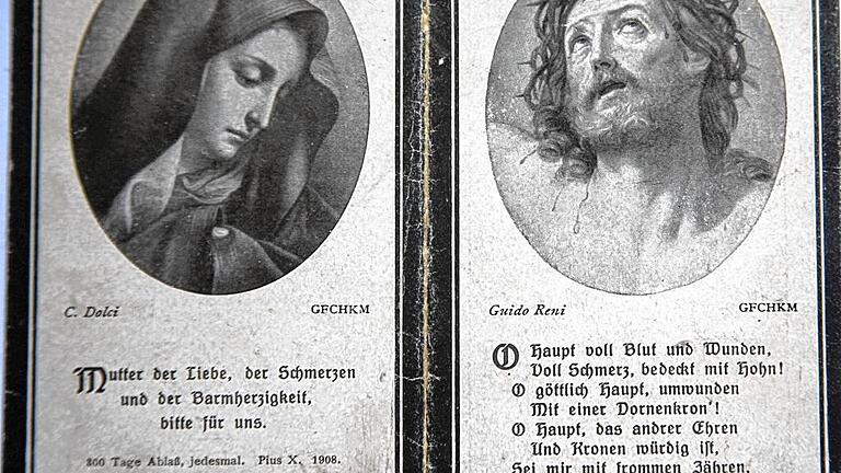 Vorgefertigte Bilder: Vor 100 Jahren gab es nur Heiligenbilder in Schwarz-Weiß mit aufgedrucktem Name, Geburts- und Sterbedatum und Gebeten.