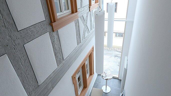 Die Nahtstelle zwischen Altbau und Neubau. Die Baustile wurden nicht einfach „aufeinander geklebt“, sondern nähern sich behutsam an. Mittels einer Glas- und Lichtfuge ist das gelungen. Die Nahtstelle zwischen Altbau und Neubau. Die Baustile wurden nicht einfach „aufeinander geklebt“, sondern nähern sich behutsam an. Mittels einer Glas- und Lichtfuge ist das gelungen.