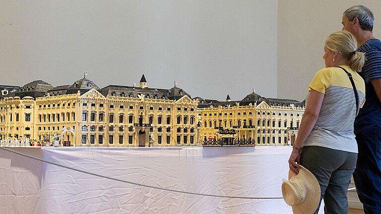Die Lego-Residenz zu Besuch im Würzburger Original - Endlich kommt zusammen, was zusammen gehört: Für gut sechs Wochen kann die aus rund 1,5 Millionen Lego-Steinen erbaute Würzburger Residenz als Sonderausstellung im Würzburger Original bestaunt werden. Die Lego-Residenz zu Besuch im Würzburger Original - Endlich kommt zusammen, was zusammen gehört: Für gut sechs Wochen kann die aus rund 1,5 Millionen Lego-Steinen erbaute Würzburger Residenz als Sonderausstellung im Würzburger Original bestaunt werden.