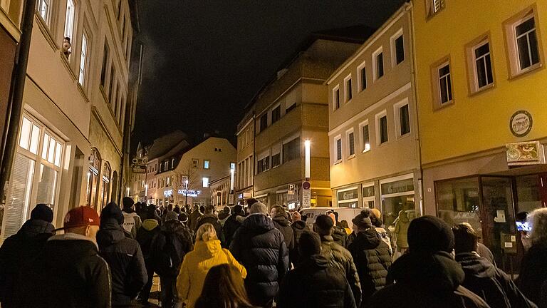 Es blieb friedlich und unerwartet ruhig bei den Corona-Protesten in Schweinfurt am Sonntagabend, 2. Januar. Obwohl der Aufzug von der Stadt verboten worden war, setzten sich die Menschenin Bewegung uind zersplitterten sich in einzelne, kleinere Gruppen. Die wurden schließlich von der Polizei gestoppt.