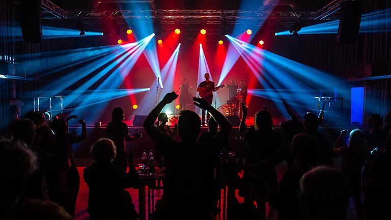 Der Schweinfurter Nachsommer hat mit dem Konzert von 'Django 3000' begonnen.