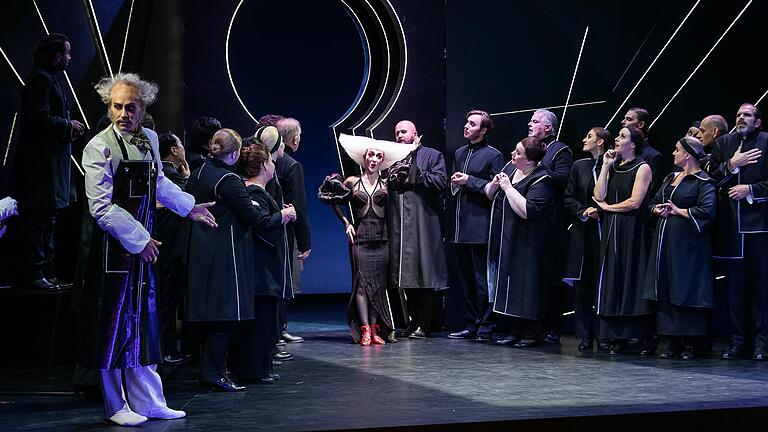 Die nächste Opernpremiere in der Blauen Halle steht bevor: 'Hoffmanns Erzählungen', hier mit Roberto Ortiz (links), Akiho Tsujii (Mitte) und dem Chor.&nbsp;