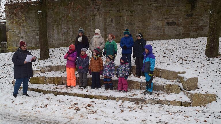 Die Naturbühne am Kirchplatz ist fertig. Der Kinderchor weihte sie bei seinem Auftritt an der Oberickelsheimer Dorfweihnacht ein.