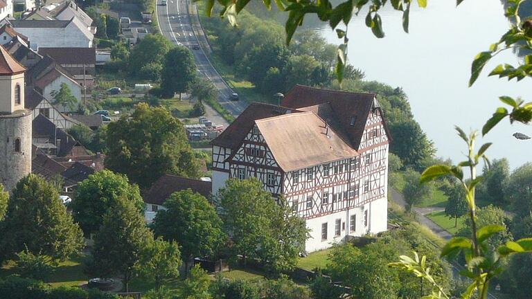 Das Homburger Schloss thront weithin sichtbar über dem Ort und dem Main. Es muss für 1,66 Millionen Euro saniert werden. (Archivbild) Das Homburger Schloss thront weithin sichtbar über dem Ort und dem Main. Es muss für 1,66 Millionen Euro saniert werden. (Archivbild)