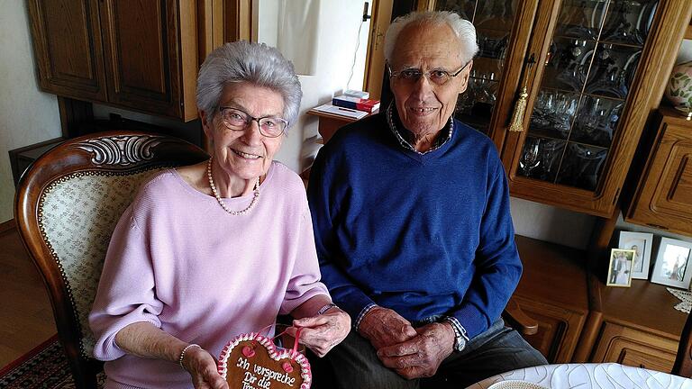 Kunigunde und Rigobert&nbsp;Grönert erinnern sich an die Feier des 60. Hochzeitstages, 2019 im Würzburger Dom. Das Lebkuchenherz war ein Geschenk des Bischofs. Jetzt feierten sie 65. Ehejubiläum.