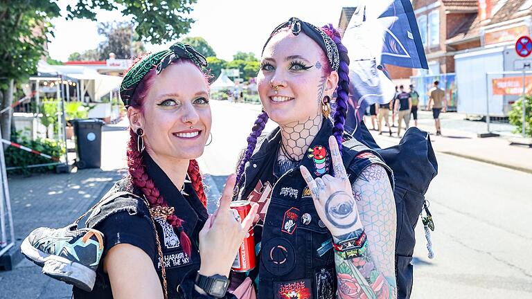 Wacken bereitet sich auf das Festival vor       -  Bodil (links) und Lia hatten es nicht so weit. Sie leben im Norden.
