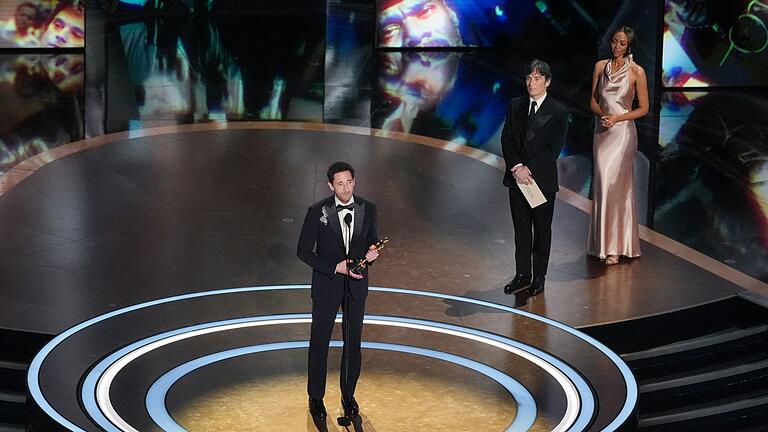 97. Academy Awards - Adrien Brody bedankte sich ausführlich auf der Oscar-Bühne. 97. Academy Awards - Adrien Brody bedankte sich ausführlich auf der Oscar-Bühne.
