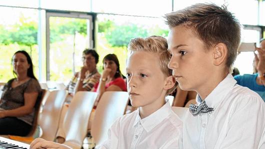 Als perfektes Duo am E-Piano in der Juniorband präsentierten sich Linus (rechts) und Julian. Als perfektes Duo am E-Piano in der Juniorband präsentierten sich Linus (rechts) und Julian.