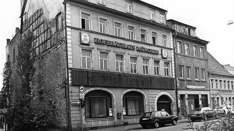 Für die Tiefgarage am Rathaus mussten etliche Häuser weichen, darunter die Gaststätte Hofbräuhaus (Bild) und der Wienerwald.