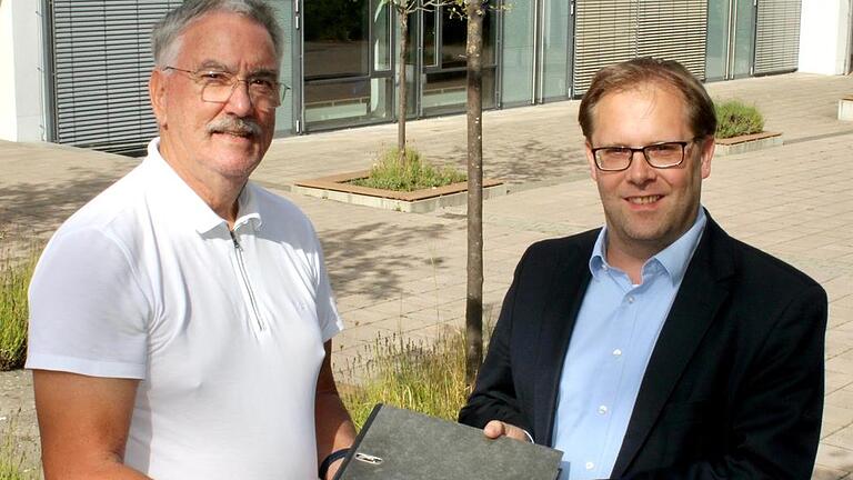 Paul Ziegler übergab den Vorsitz der Abteilung 'Studiengenossen' im Förderverein des Gymnasiums an Ortwin Guhling (rechts). Foto: Anna Guhling.       -  Paul Ziegler übergab den Vorsitz der Abteilung 'Studiengenossen' im Förderverein des Gymnasiums an Ortwin Guhling (rechts). Foto: Anna Guhling.