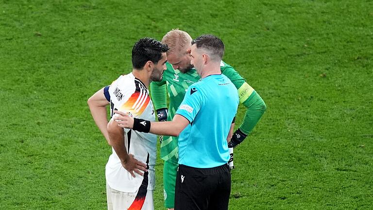 Michael Oliver - Schiedsrichter Michael Oliver spricht mit den Kapitänen Ilkay Gündogan (l.) und Dänemarks Kasper Schmeichel. Michael Oliver - Schiedsrichter Michael Oliver spricht mit den Kapitänen Ilkay Gündogan (l.) und Dänemarks Kasper Schmeichel.